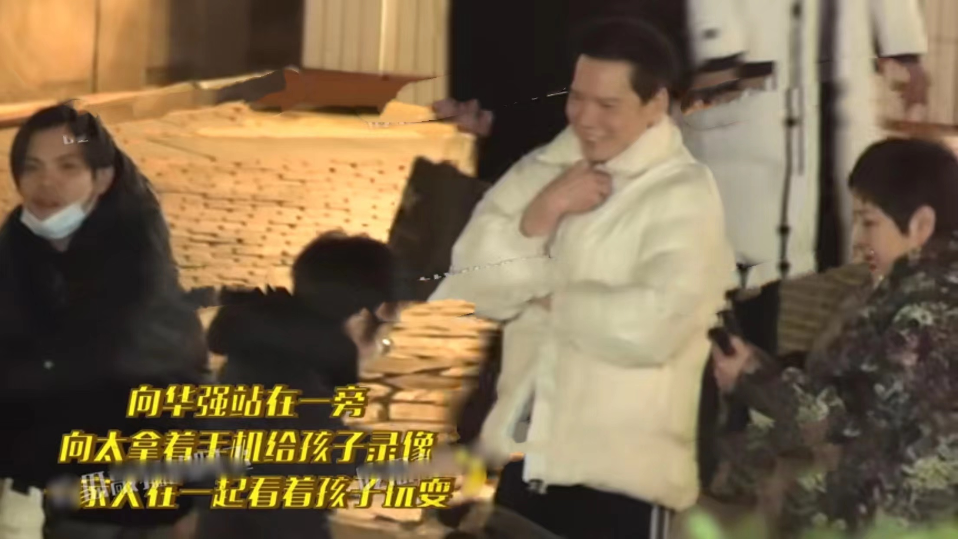 郭碧婷|向佐一家五口吃大餐!郭碧婷甜吻老公素颜显憔悴,小腹凸出孕味足