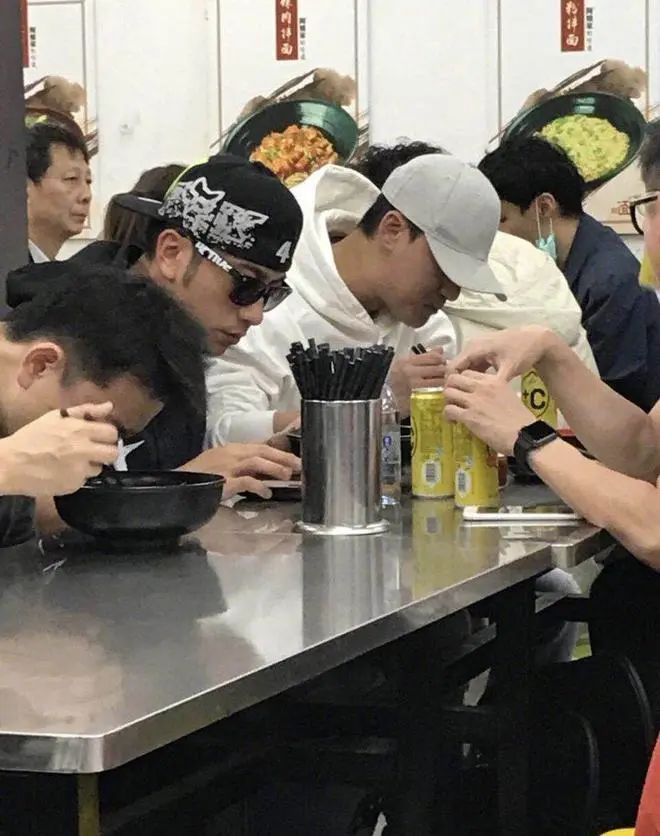 吴卓羲|“港圈最后的帅哥”回归！雪藏8年，没想到突然翻红了