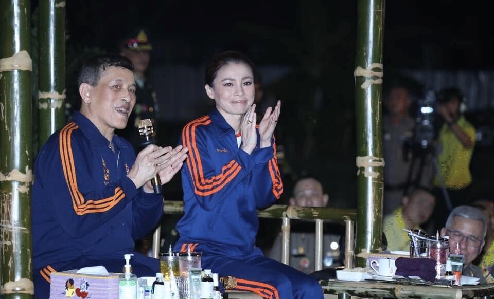 拖鞋 玛哈和苏提达穿拖鞋探望帕公主。王后素颜，甚至连头发都没有梳