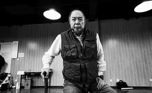 张铁林|68岁张铁林近况：挺肚腩不修边幅，不去英国养老，在国内直播卖字