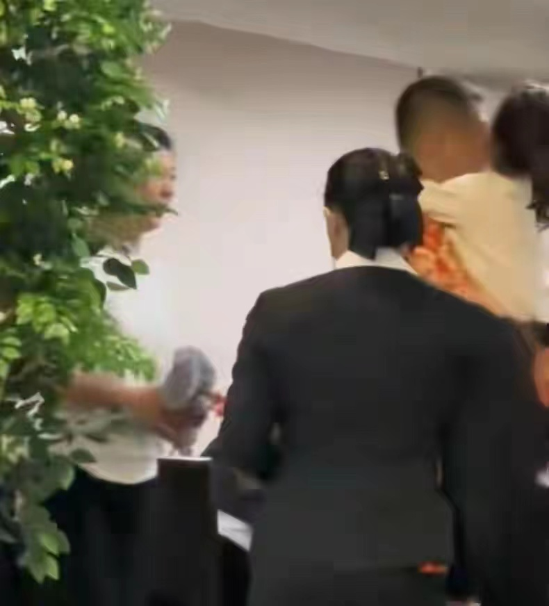 闫学晶|二婚老公肚腩突出，5岁女儿似爸爸，闫学晶一家三口在泰国接地气！