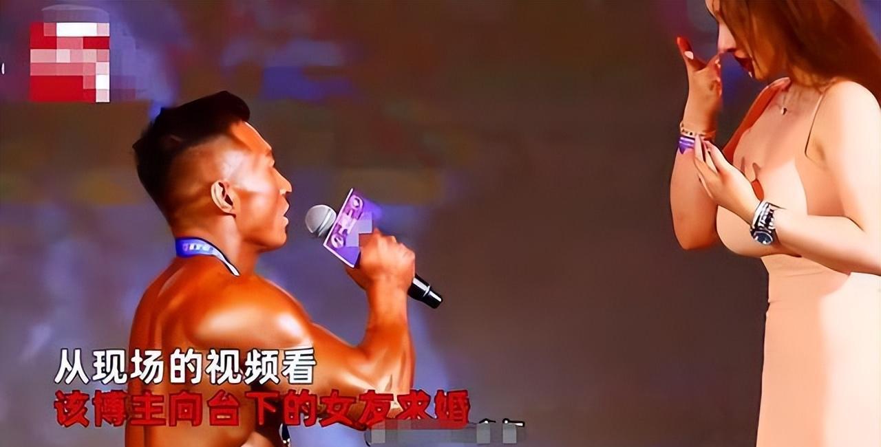 求婚|回顾:肌肉男夺冠后舞台求婚,女友身材更吸睛,网友:太般配了