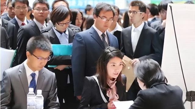 应届生|毕业多年才明白,公司为啥宁愿新招应届生也不愿留老员工,很现实