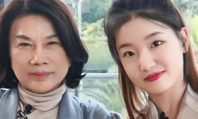 江疏影|孟羽童分享了自己的工作近照，并且配文道“谁再说我离职我真的会揍人”