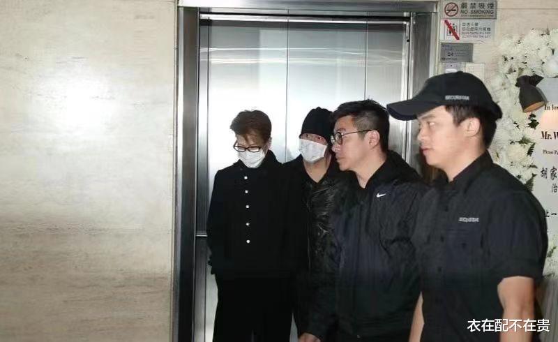 张学友妻子看着挺年轻，二人同框她穿得简单却高级，老公更像保镖