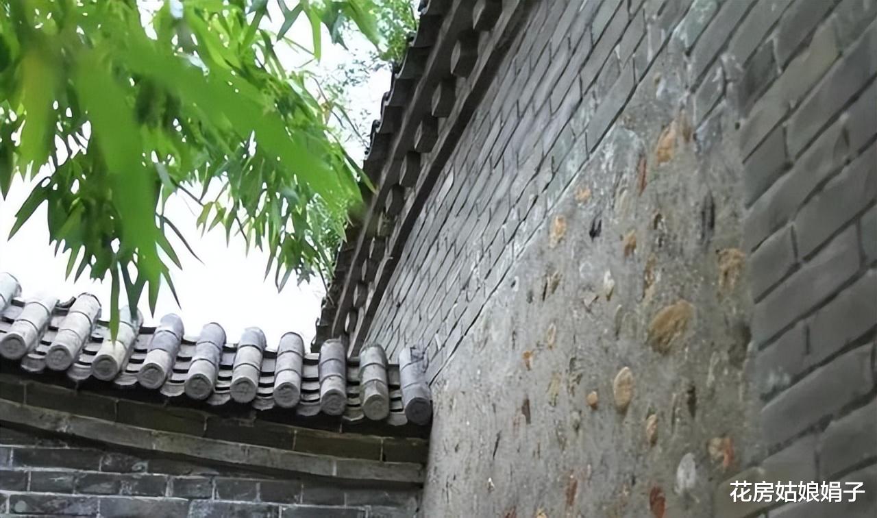 老砖老瓦收进小院，是做园艺盆器还是装饰小院，要的是独有的古韵