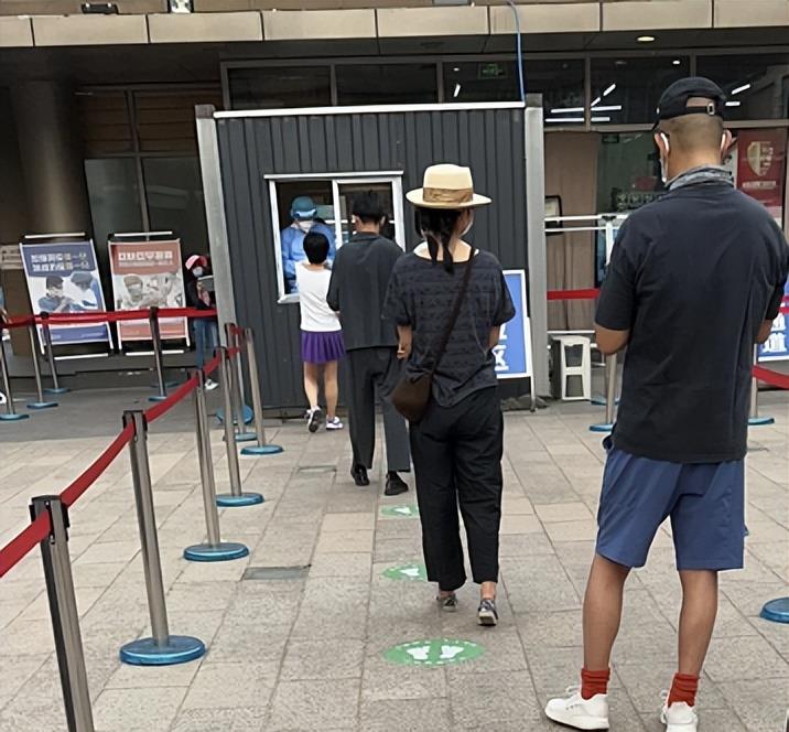 姜文|姜文周韵排长队做核酸！女方身材丰腴裤子紧绷，姜文穿红袜太抢镜
