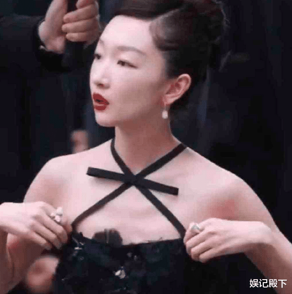 周冬雨|周冬雨参加活动狂摆拍,大冷天不怕冻只为时尚,手捂胸口太做作!