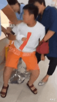 |钓鱼被咬了，不过钓到了一条招财龙鱼，不亏..