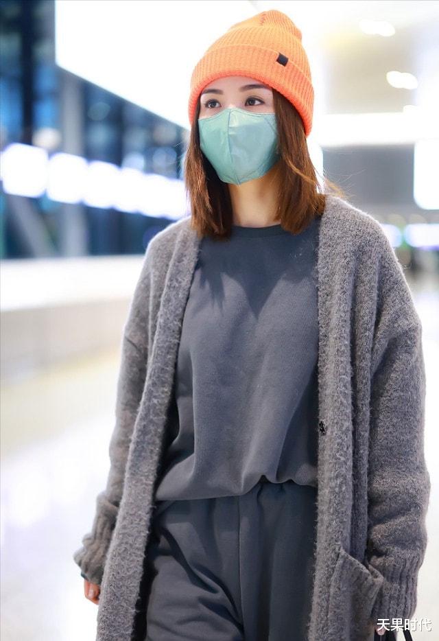 穿衣搭配|39岁的蔡卓妍真减龄,针织开衫配卫衣套装显气质,橘色针织帽抢镜