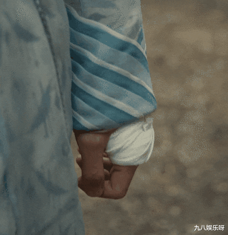 王一博|额头受伤、手被划破、走路一瘸一拐,绝美舞台的背后竟遍体鳞伤