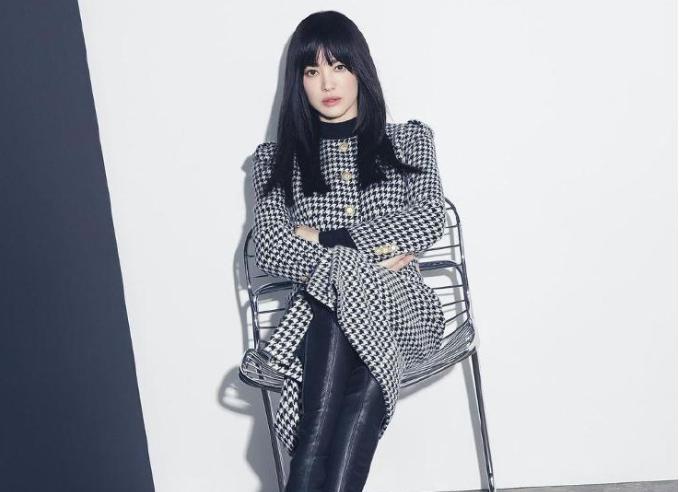 宋慧乔|宋慧乔晒齐刘海造型,抱着小狗闭眼微笑,和宋仲基离婚后仍单身