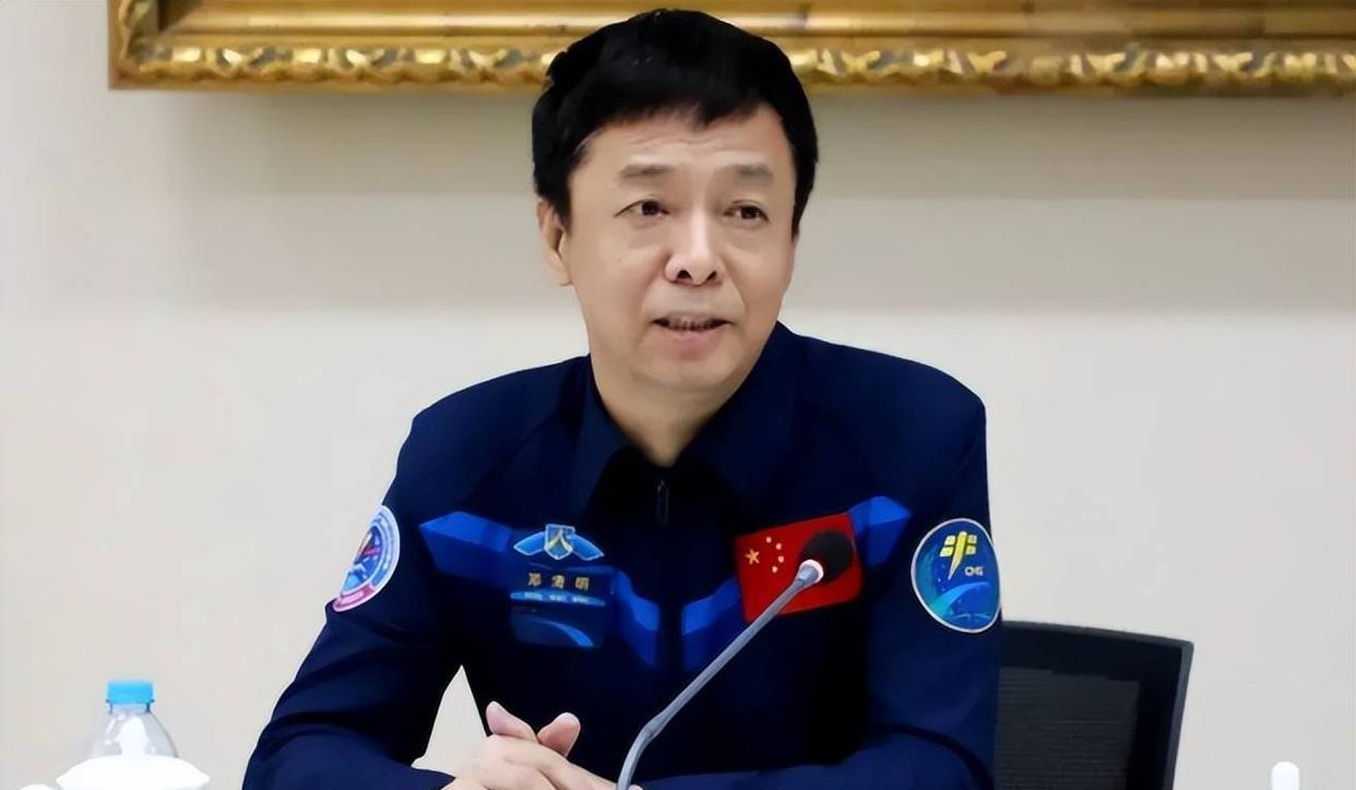 神十五邓清明终圆“飞天”梦,女儿身份不一般,网友:虎父无犬女