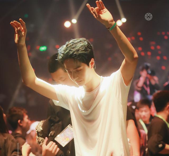 王一博|王一博作为青春宣誓人,亮相五四青年节晚会,新歌同步上线