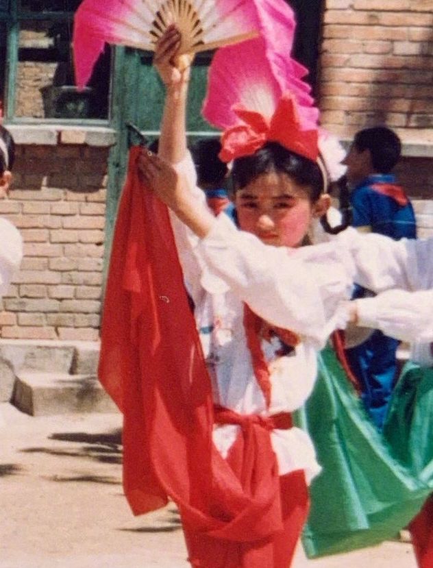 金晨|赵丽颖童年汇演旧照曝光，手持折扇模样可爱，网友：从小美到大