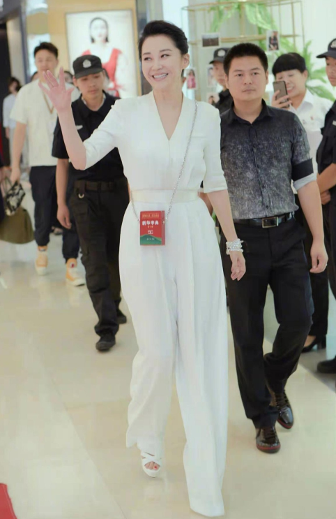 赵露思|明明长了一张相似的脸,一个帅一个“土”,颜值差距太大了