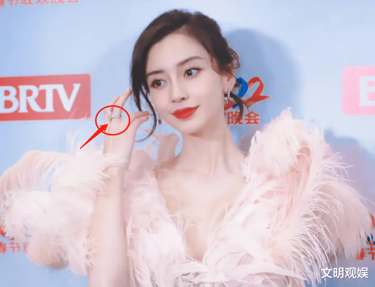 Angelababy|杨颖罕见秀恩爱，参加发布会戴婚戒，同黄晓明的感情如何一目了然