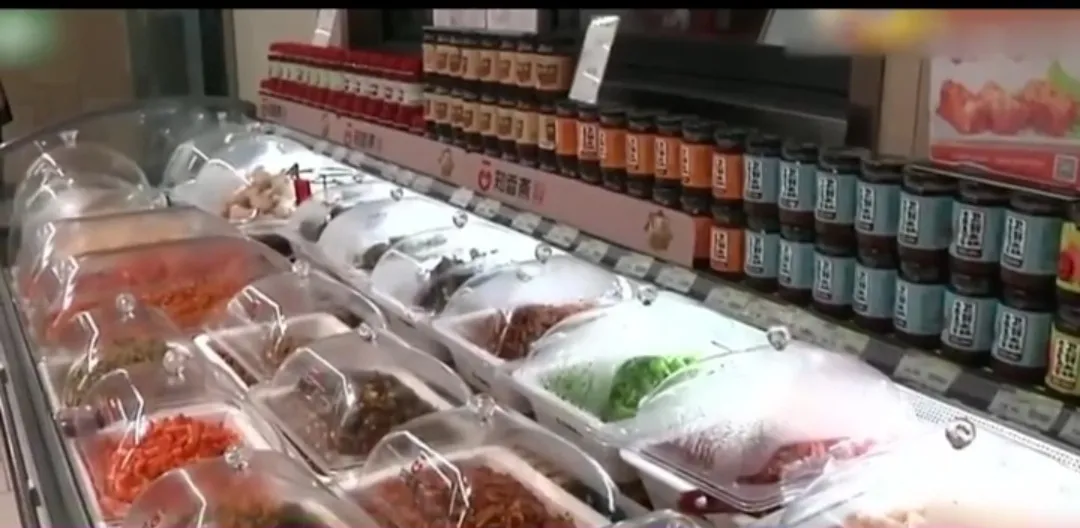 女子在超市吃辣椒,嘴被辣肿住进医院。女子要求超市赔偿2000元,超市的领导却说:你天天来免费吃!