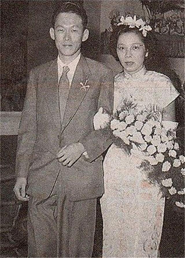 从同学到夫妻,他们偷偷结婚相伴63年,葬礼上李光耀两次吻别爱妻