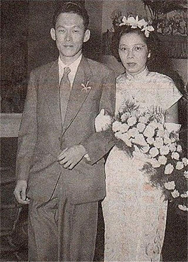 从同学到夫妻，他们偷偷结婚相伴63年，葬礼上李光耀两次吻别爱妻