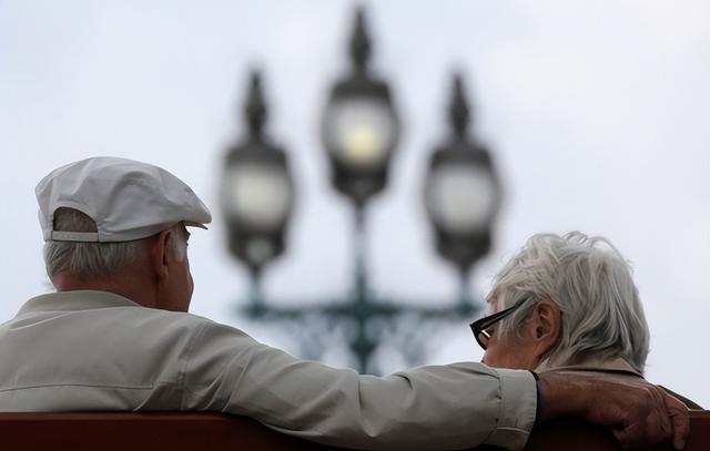 啃老族|努力工作也能沦为“啃老族”,社会发生变局,啃老成了常态