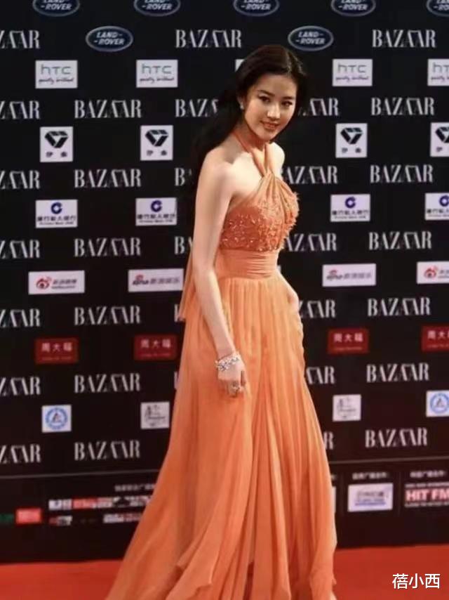 刘亦菲|刘亦菲太有“尤物气质”，一袭挂脖连衣裙高调亮相，又惊艳了红毯