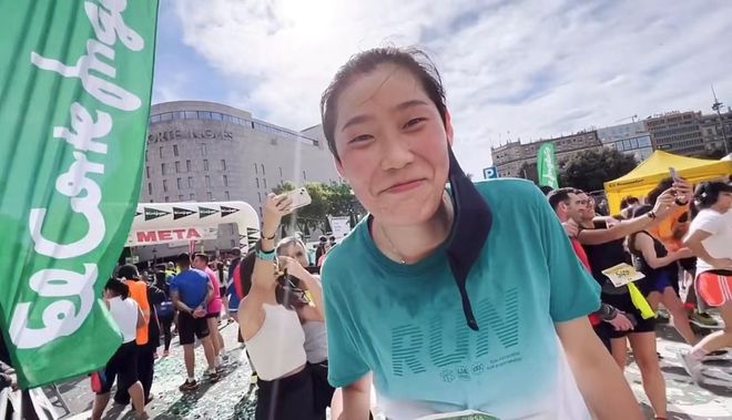 朱婷|朱婷在西班牙跑10公里马拉松，累到满脸通红，兴奋握拳，直言很爽