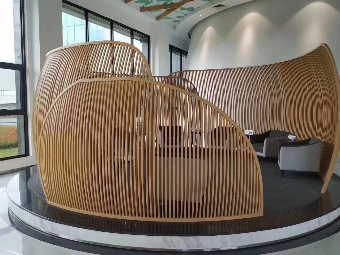 弧形铝方通多少钱一米?铝方通吊顶,木纹铝方通吊顶厂家,铝方通应用