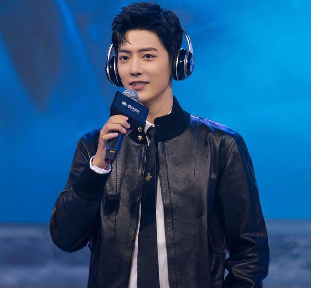 肖战|肖战新片登上《看电影》杂志，官方解读非常有心，演员肖战值得