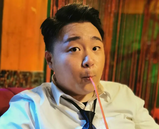 郝邵文|郝邵文直播带货过程中，被部分网友逼到发飙，黑粉称其老婆是二婚