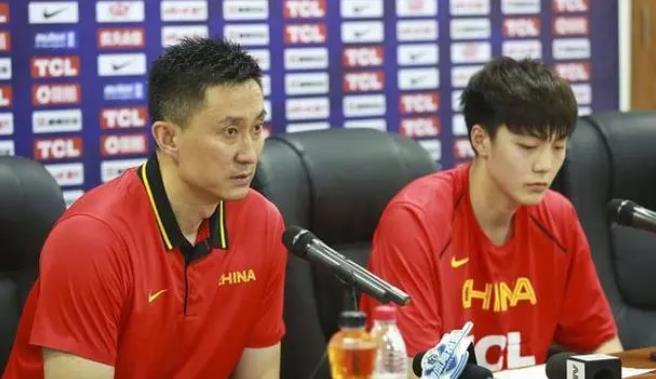 |胡明轩妈妈久违晒照！年近50无皱纹气质佳，与66岁胡爸夫妻恩爱