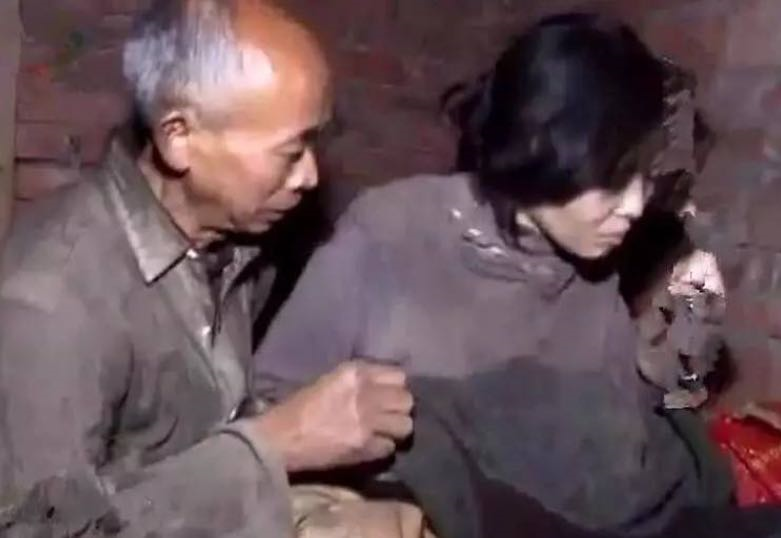 女大学生被120元卖给55岁老汉,2人跟牲口住了17年
