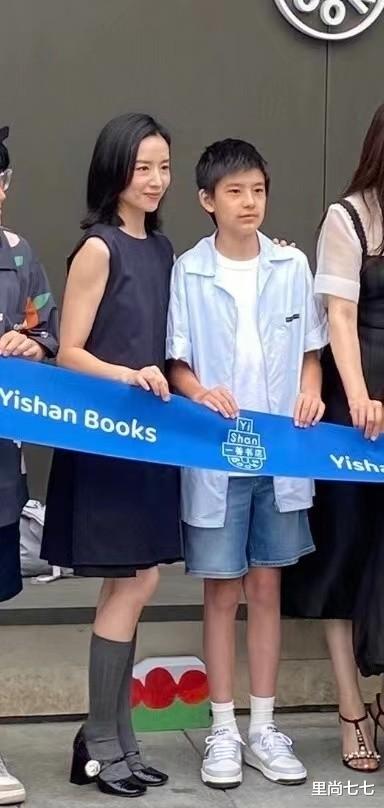 潘粤明转发儿子太惹人心疼了，董洁一脸苦相，顶顶却越长越阳光