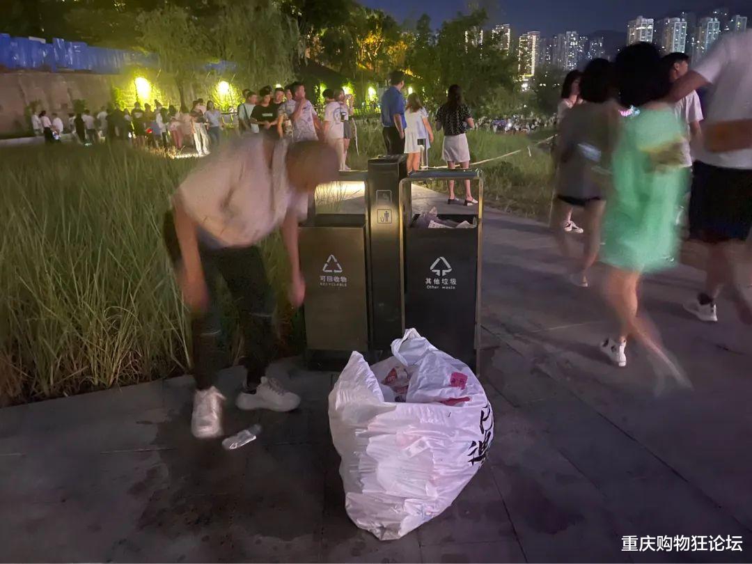 洪崖洞|洪崖洞过气大剧院崛起了？现在流行人山人海半夜看江……