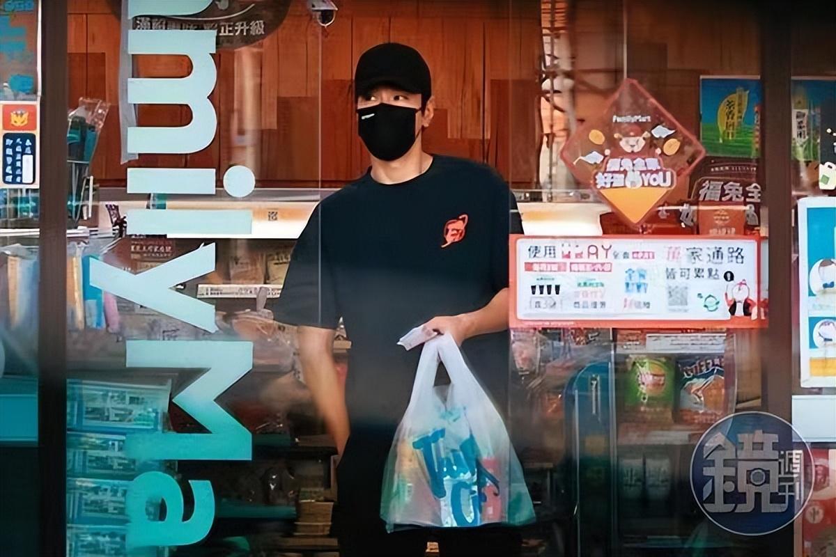 高圆圆|高圆圆赵又廷街头热吻,结婚8年还似热恋,打扮朴素难掩好气质