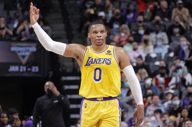 威斯布鲁克|尴尬！NBA失误王又换人，威少空位遭无视，浓眉被3人包夹也不传他
