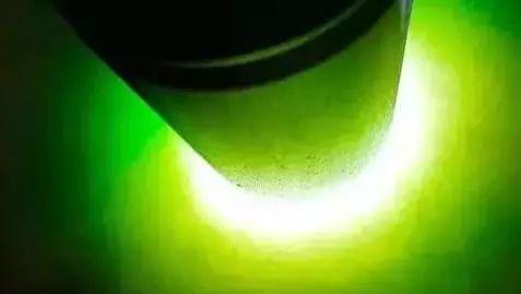 翡翠|丧心病狂！280公斤的翡翠原石开出2000万的手镯和挂件，玩的就是心跳！