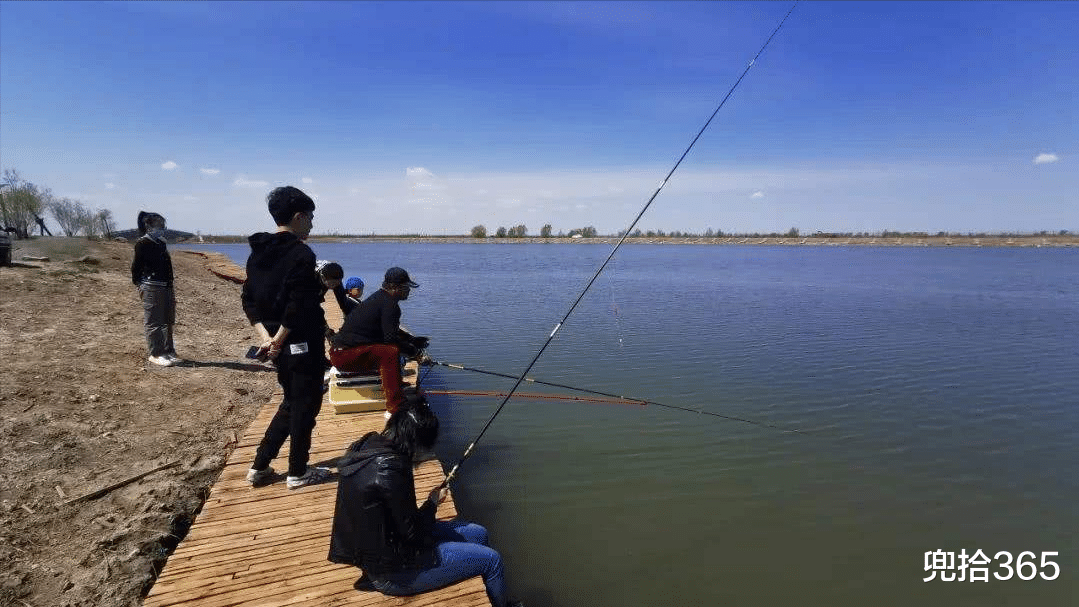 重庆|重庆4名男子钓鱼摊上事了，在水边直接被抓走，群众：必须严惩