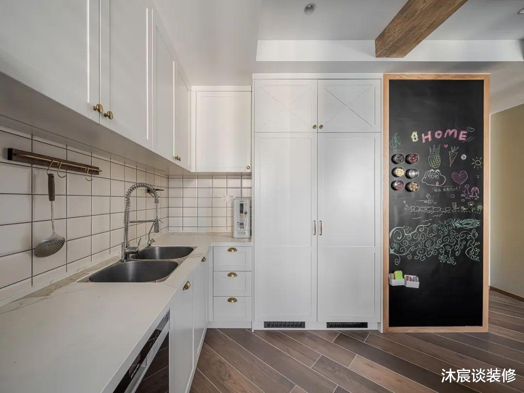 她花50W把150㎡装修好,客厅改成“横厅”很通透,朋友个个说好看