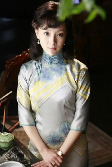 赵丽颖|同样穿“旗袍”，把杨颖和许晴陈数等人放一起看，差别就出来了