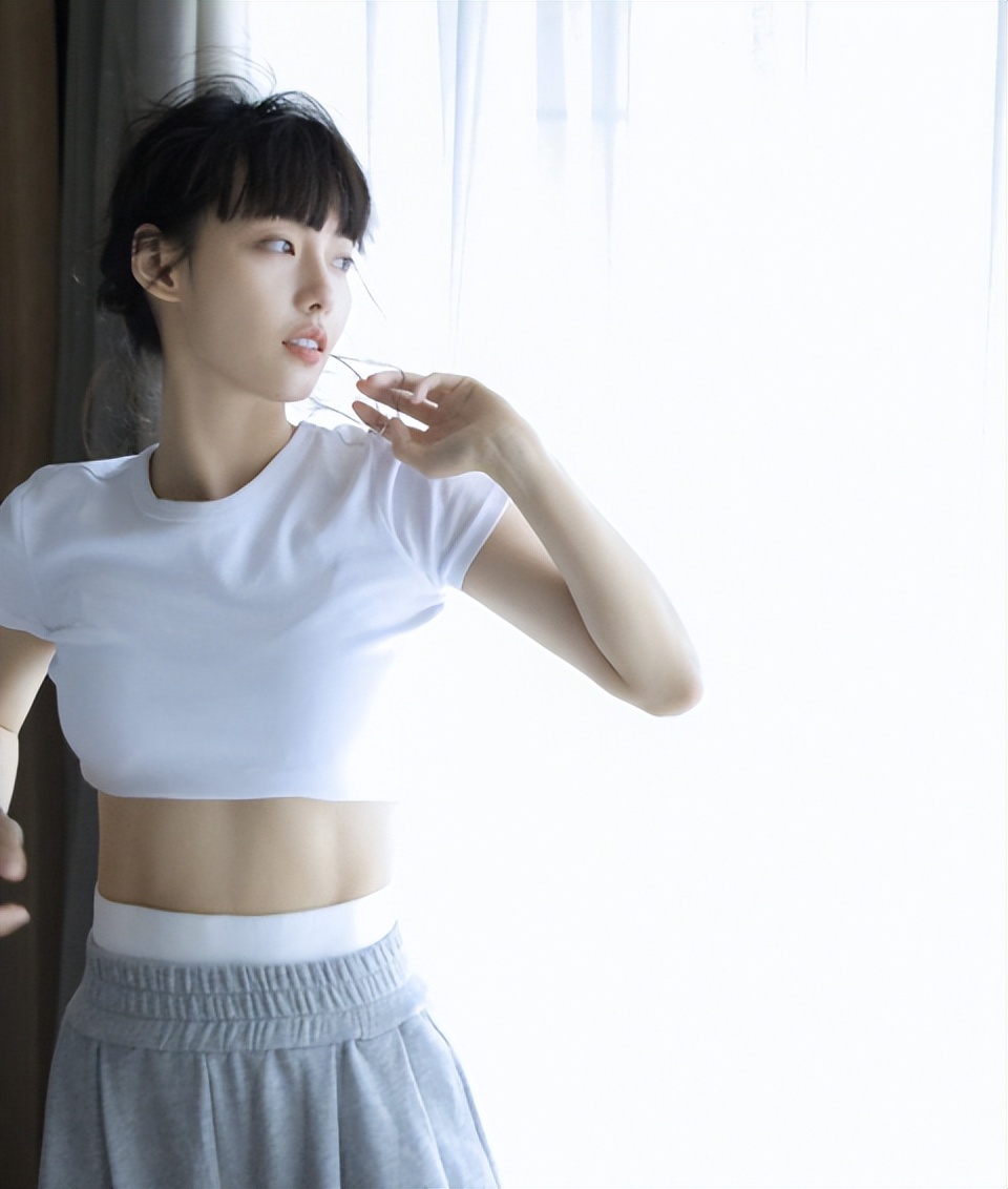 张嘉倪|富婆张嘉倪晒纯欲美照!穿短上衣大秀腹肌,躺地上曲线完美眼神迷离