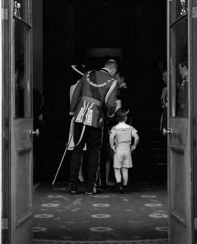 威廉|路易小可爱吃瘪！求糖果不得要抱抱，小儿子太会撒娇，凯特心化了