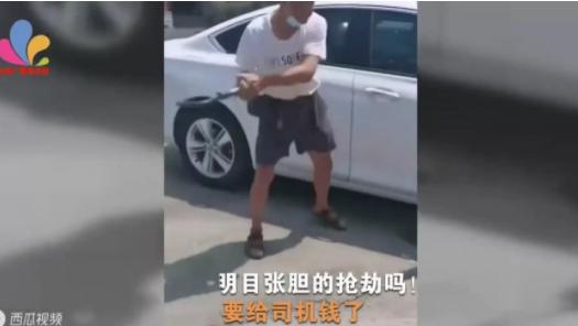 福建泉州，一大爷骑电动车与私家车刮蹭，暴怒之下，举着U型锁就要砸车