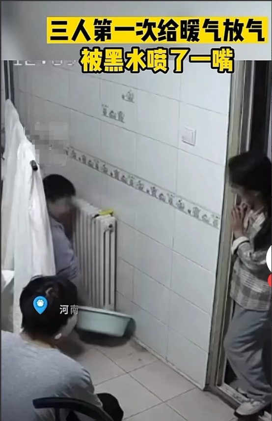 河南郑州,一名男子摸了摸宿舍的暖气片觉得没有温度