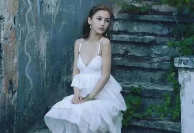 Angelababy|杨颖坐在台阶上拍大片，造型清爽眼神迷离，气质状态引起热议