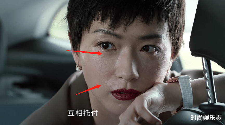 万茜|万茜剧照曝光，脸上浮粉严重法令纹凸出，但脱离滤镜后还是很自然