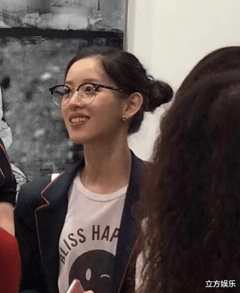 章泽天|章泽天一家度假被偶遇,刘强东负责拍照,夫妻俩打扮似两代人