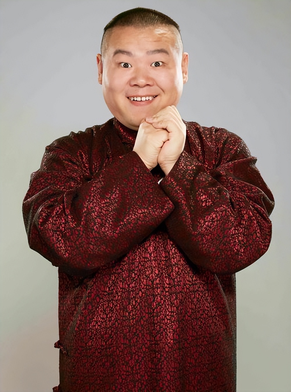 岳云鹏|德云社15周年，岳云鹏一个举动为老郭解围，只有他能穿刺绣大褂？