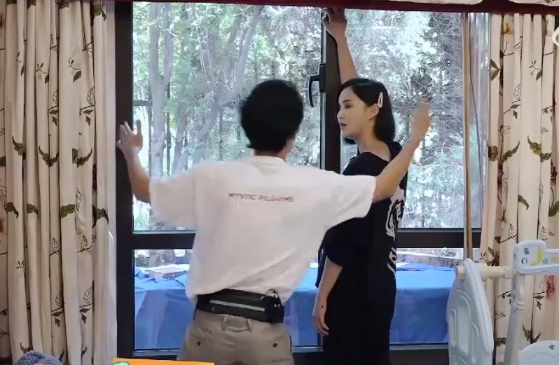 袁弘|袁弘张歆艺贴窗户膜吵起来,情绪爆发前,袁弘的操作幽默又睿智