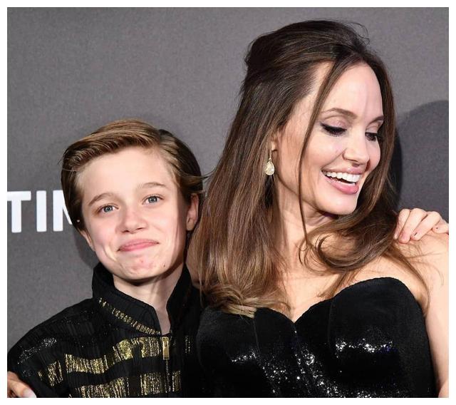 希洛|16岁的美少女希洛：一张出生照卖410万美元，长得像朱莉也像皮特